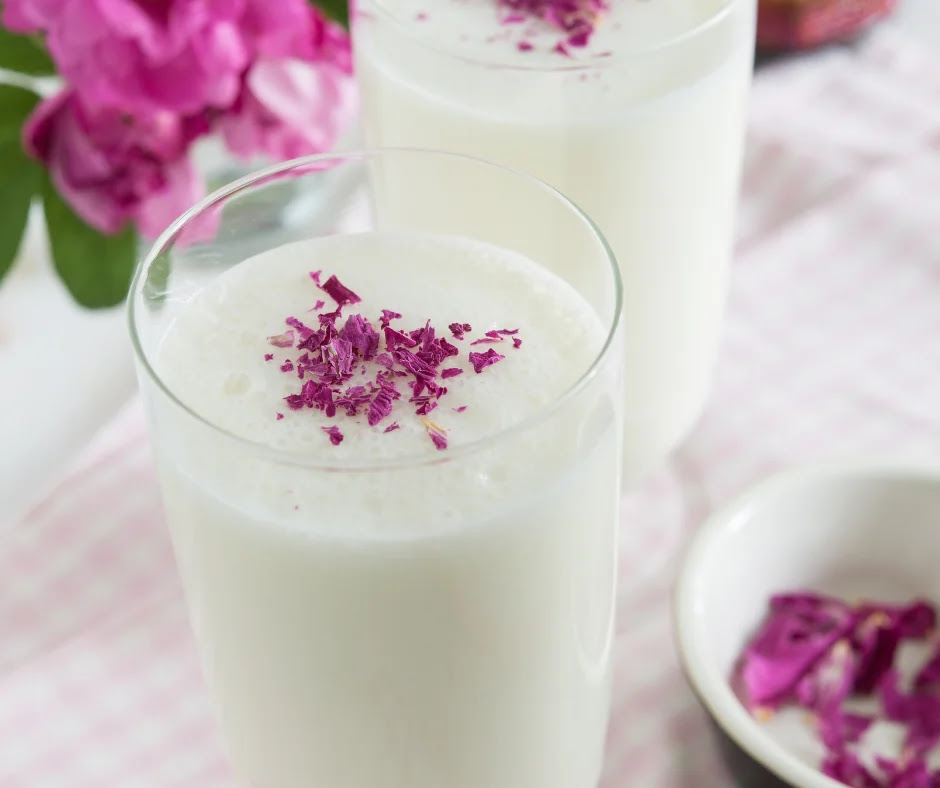 Lassi de Rosa: Bebida Refrescante Ayurvédica para o Verão
